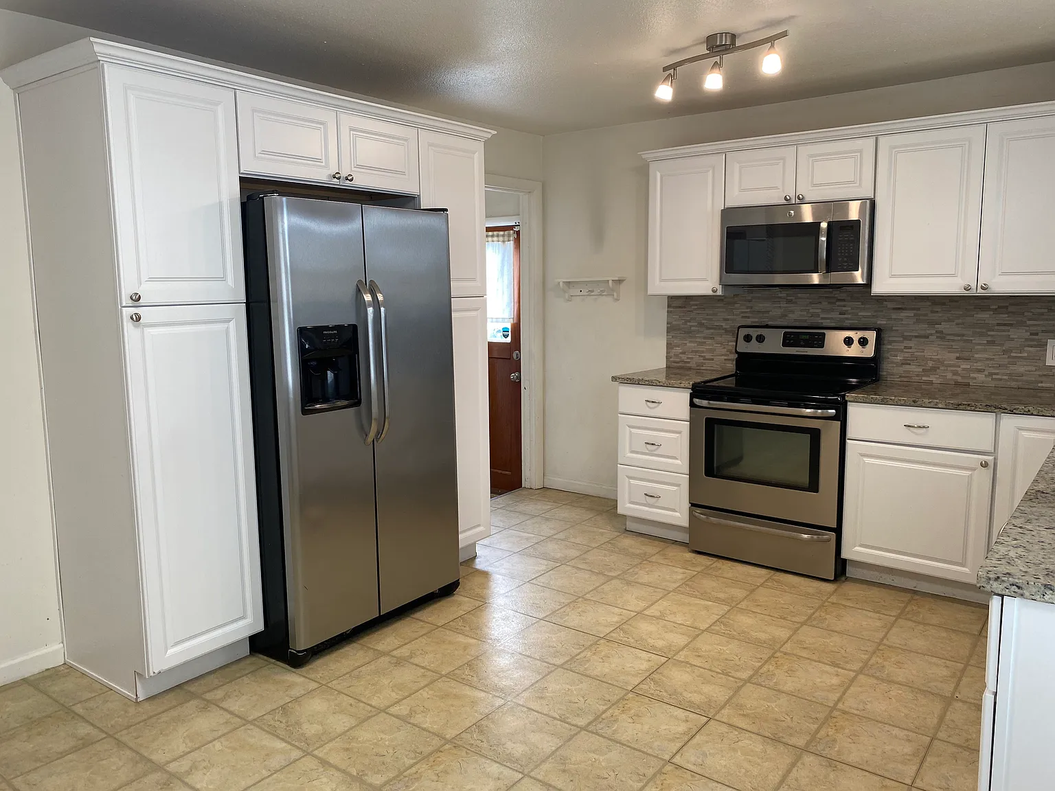 4 bed, 2978 sqft, $2,500 — Photo 4