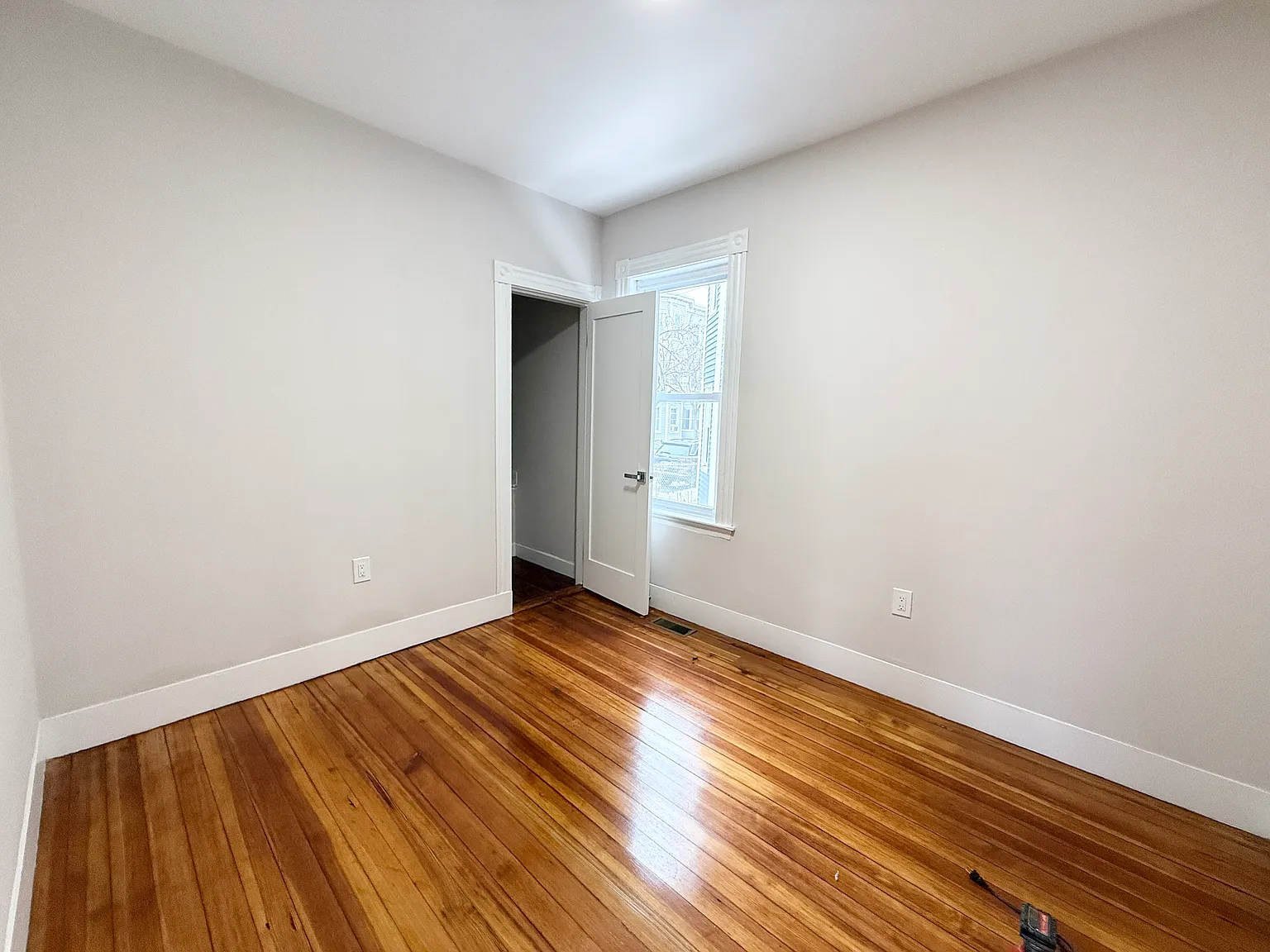3 bed, 1.5 bath, 9999 sqft, $3,700 — Photo 3