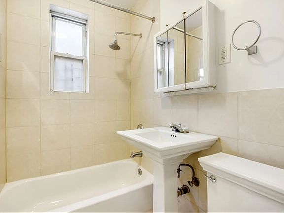 3rd image of 3049 Crescent St #H1c6