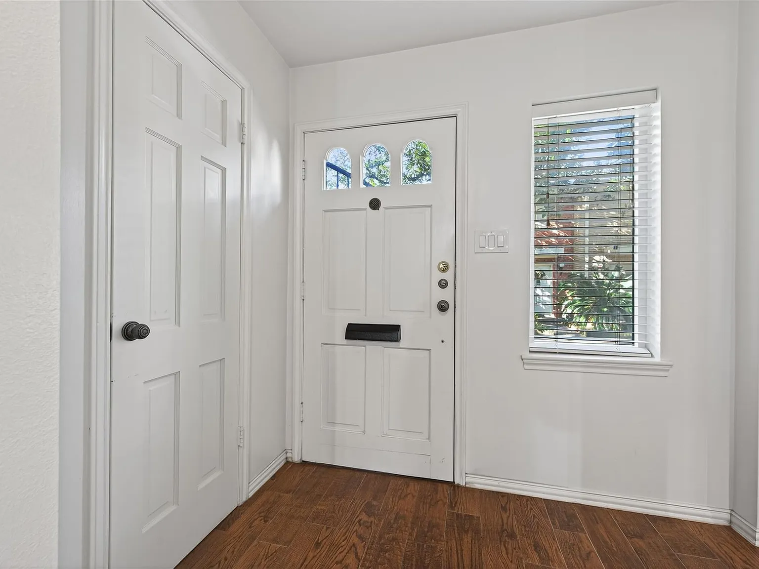 2 bed, 2.5 bath, 1900 sqft, $1,980 — Photo 2