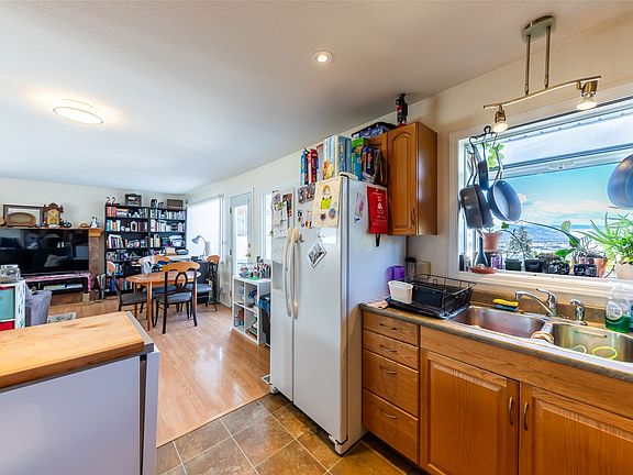 5th image of 690 Fraser St