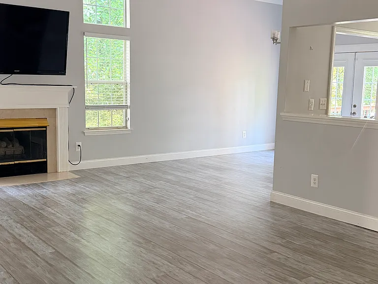 389 Amhurst St SW — Photo 3