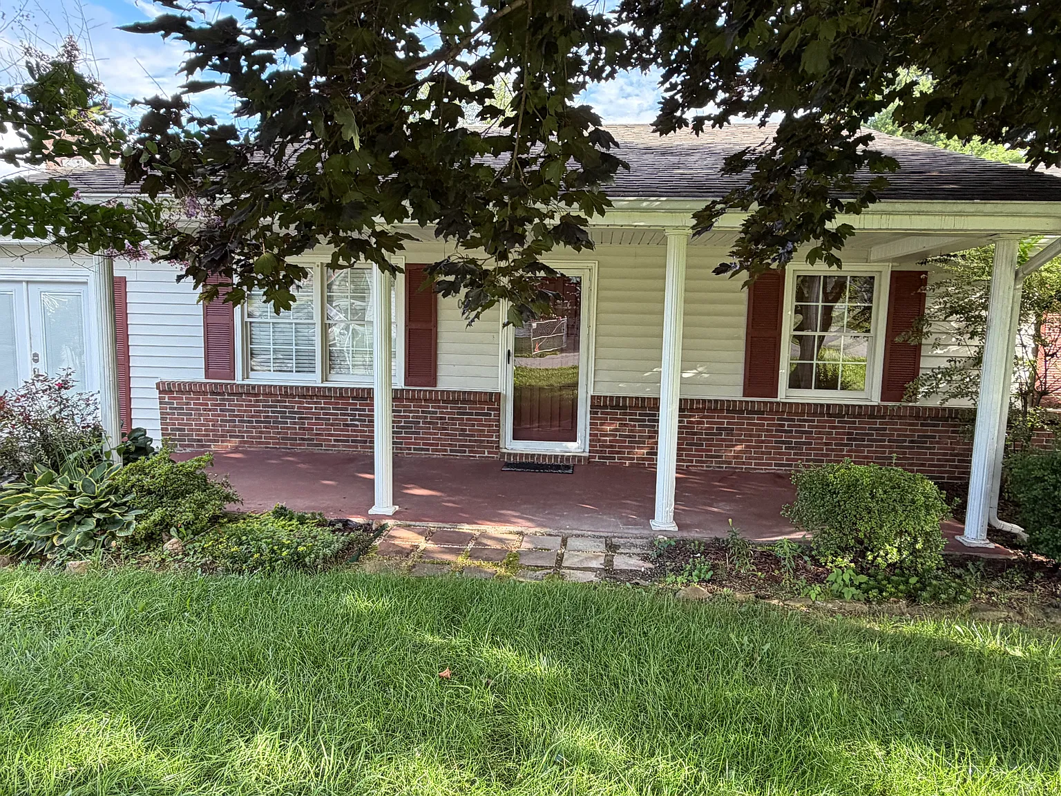 3 bed, $1,900 — Photo 1