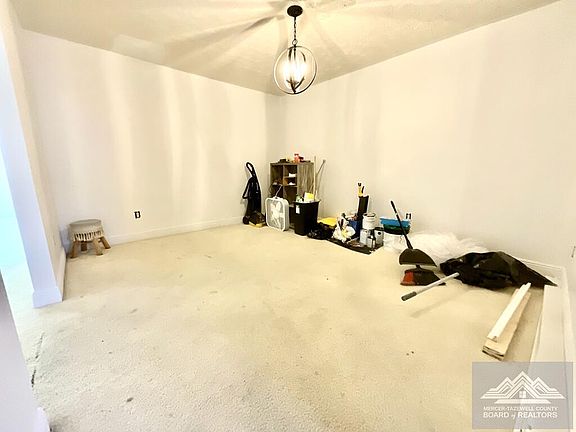 5th image of 102 Glendale Ave