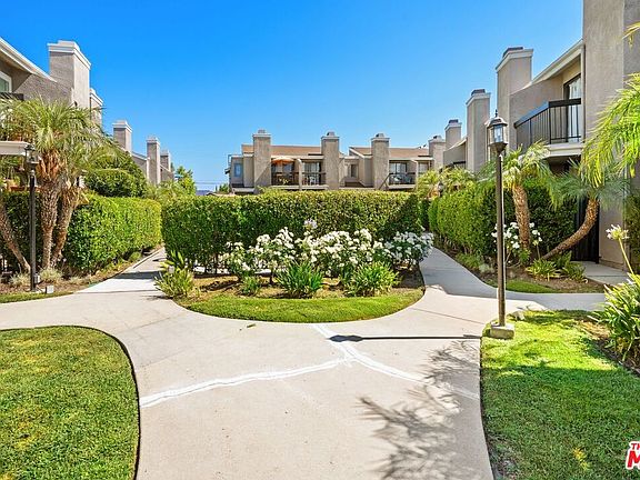 3rd image of 23541 Victory Blvd Unit 2