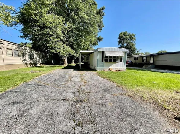 1818 Crestview Dr, O'Fallon, IL 62269