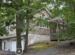 102 Stirrup Dr, Lords Valley, PA 18428
