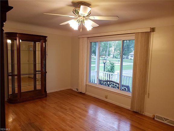3rd image of 1048 Skyland Dr