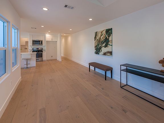 5th image of 2615 W 43rd Pl