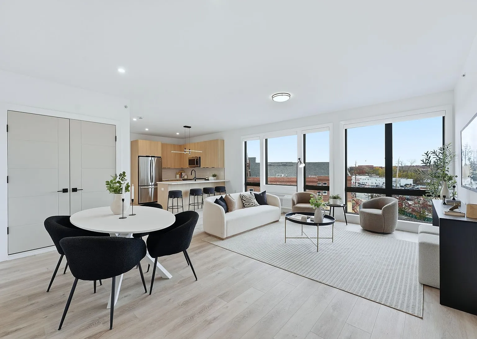 1 bed, 736 sqft, $2,576 — Photo 4