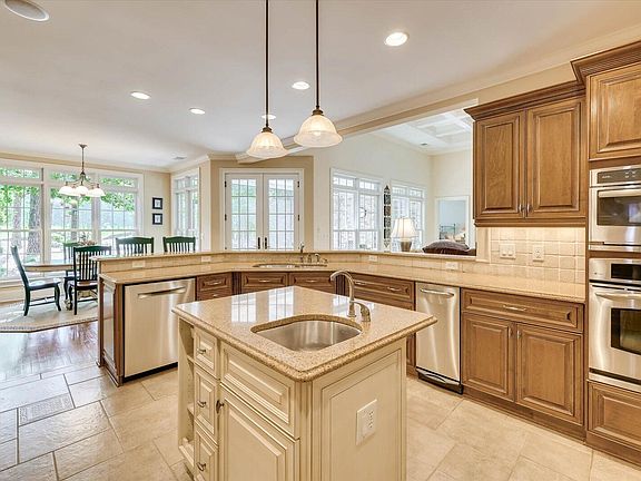 4th image of 298 Savannah Way