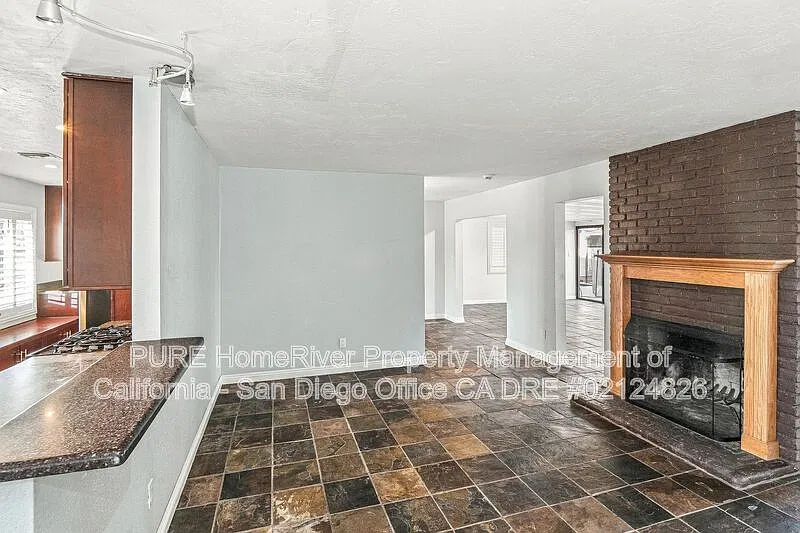 3 bed, 2.0 bath, 1595 sqft, $4,100 — Photo 2