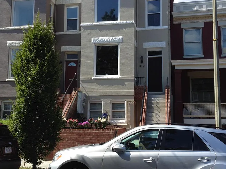 312 Seaton Pl NE — Photo 1