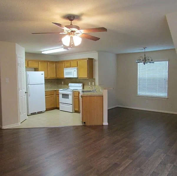 2 bed, 2.0 bath, 1124 sqft, $1,225 — Photo 2