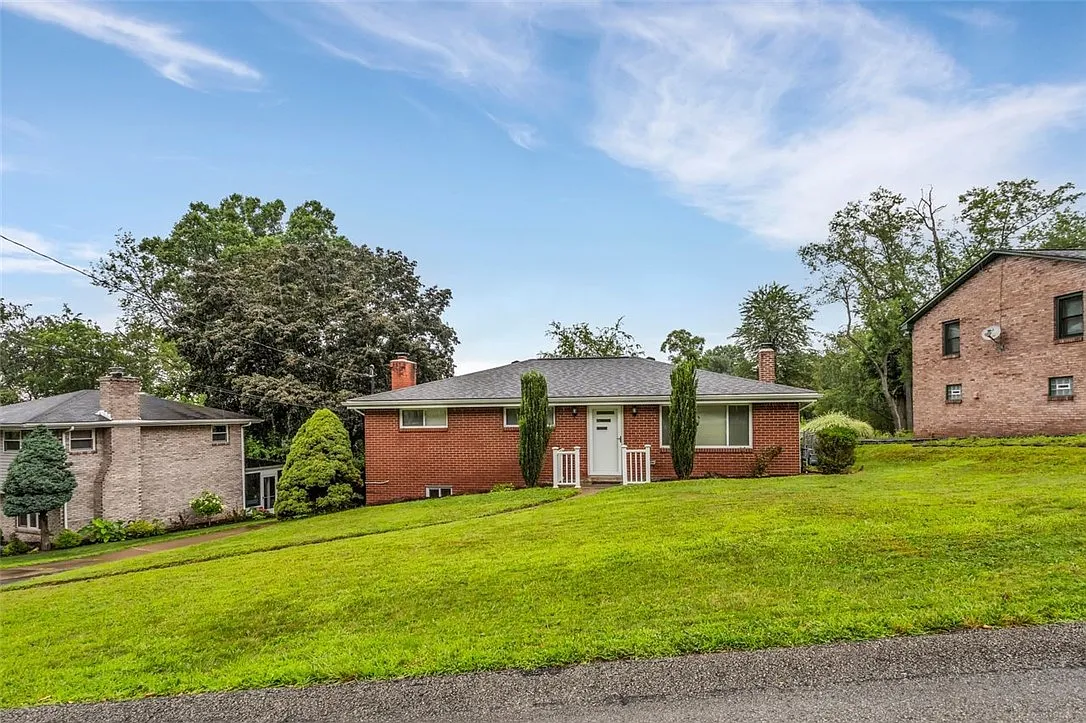 215 Robin Hood Dr photo 1