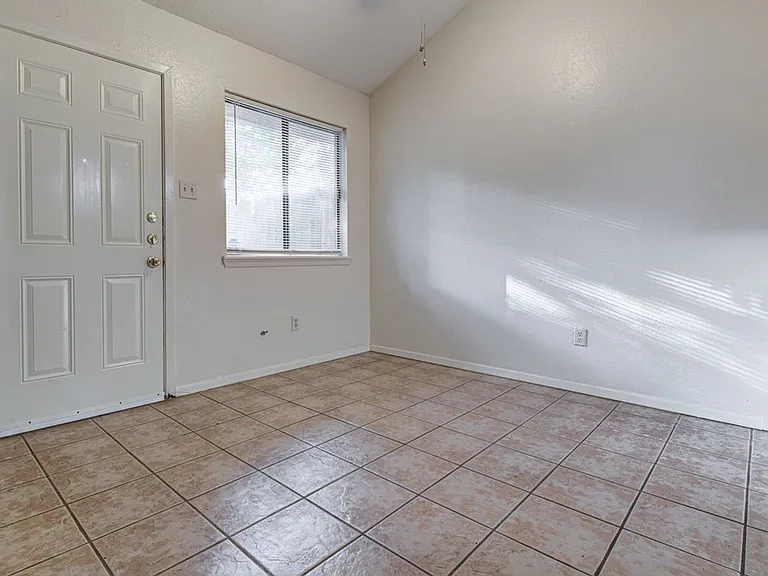 300 Villa Oaks Cir #A — Photo 5
