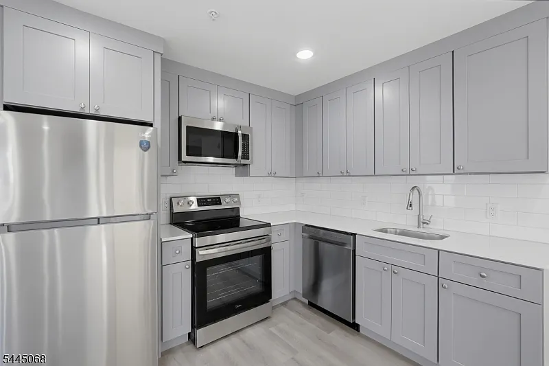 2 bed, 1.0 bath, $2,250 — Photo 2