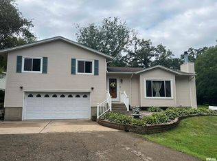 1629 Harrison Dr, Clinton, IA 52732