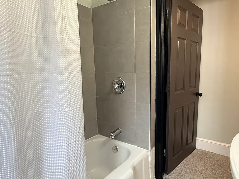 218 N George St — Photo 6