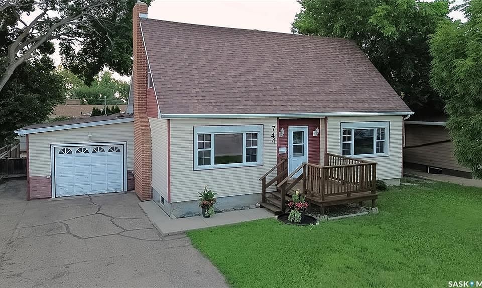 1st image of 744 Saskatchewan St W