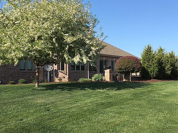 2nd image of 377 Lake Bluff Dr