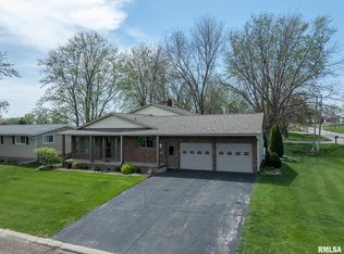 312 N Cedar St, Abingdon, IL 61410