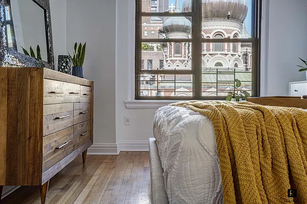 Sold by R New York | media 7