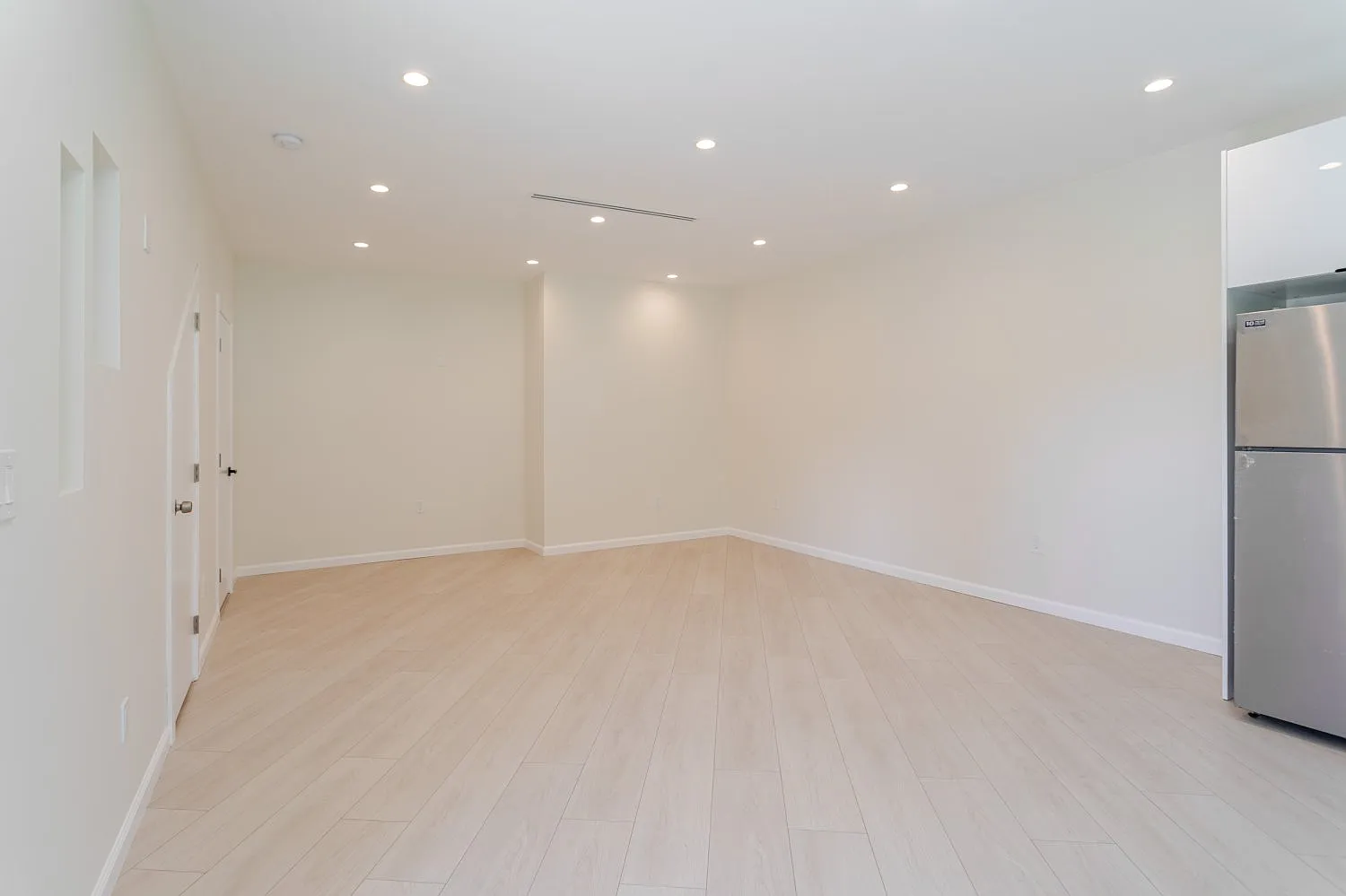 2 bed, 1000 sqft, $3,300 — Photo 2