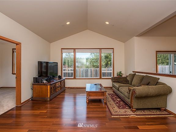 3rd image of 1402 N Aurora Court