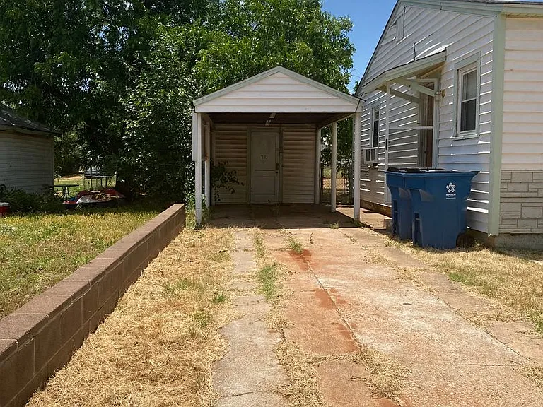 710 E Arkansas Ave — Photo 2