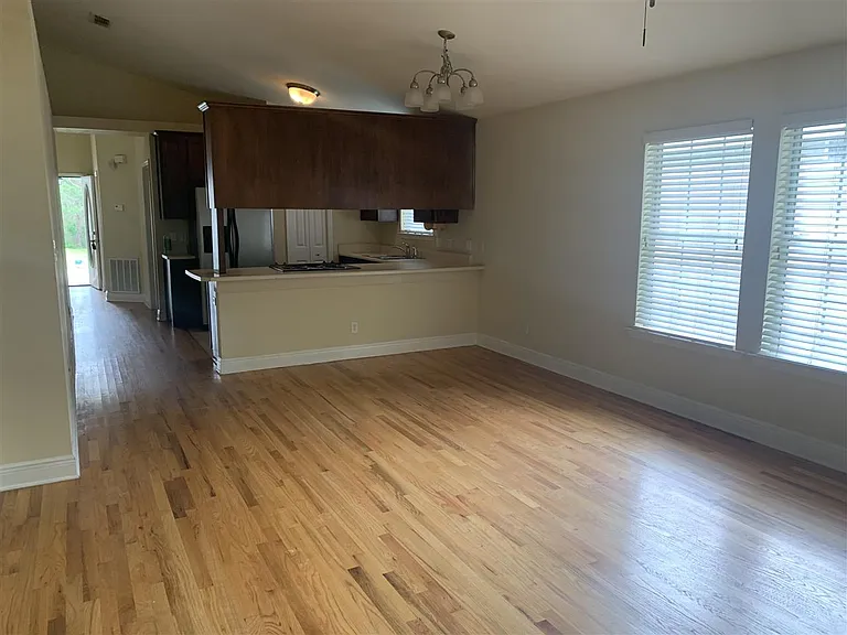 1445 Crescent Hills Dr — Photo 2