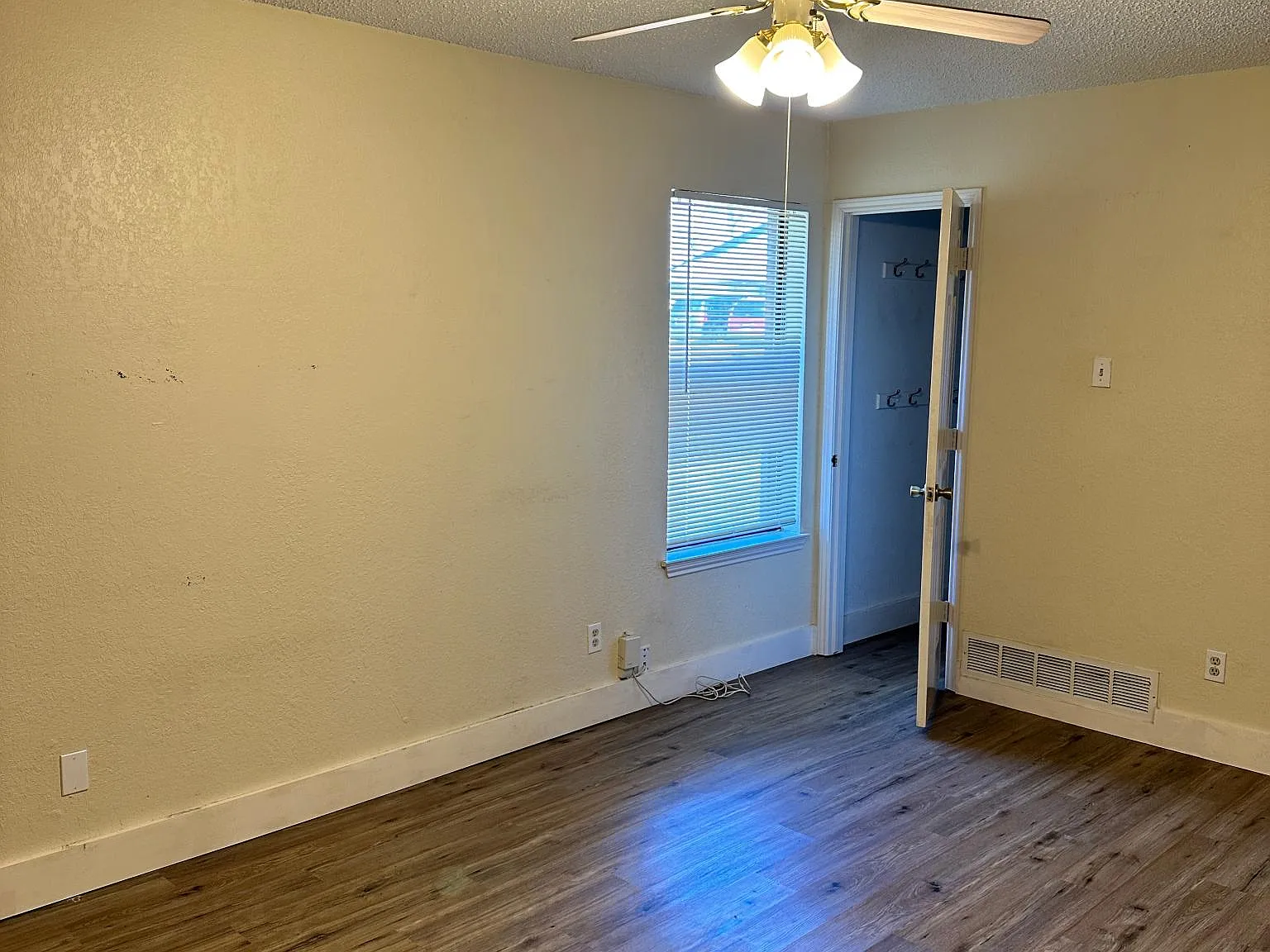 3 bed, 1389 sqft, $1,800 — Photo 2