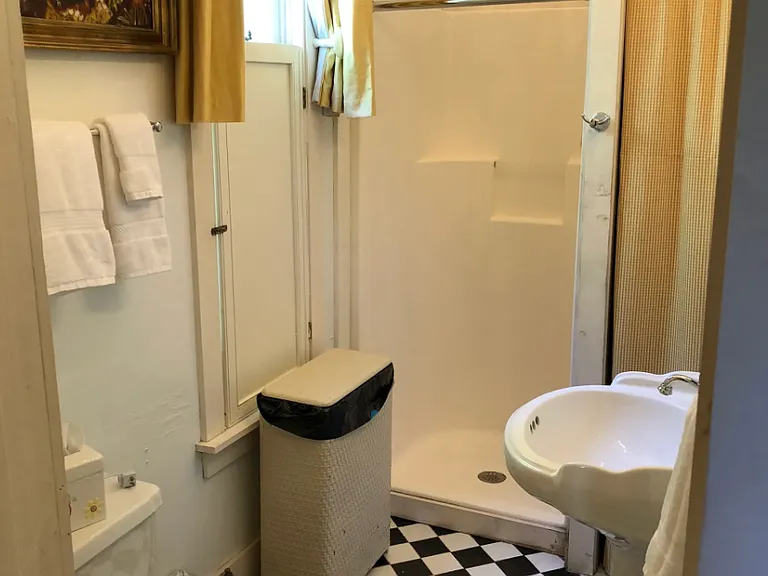 824 University Ave — Photo 36