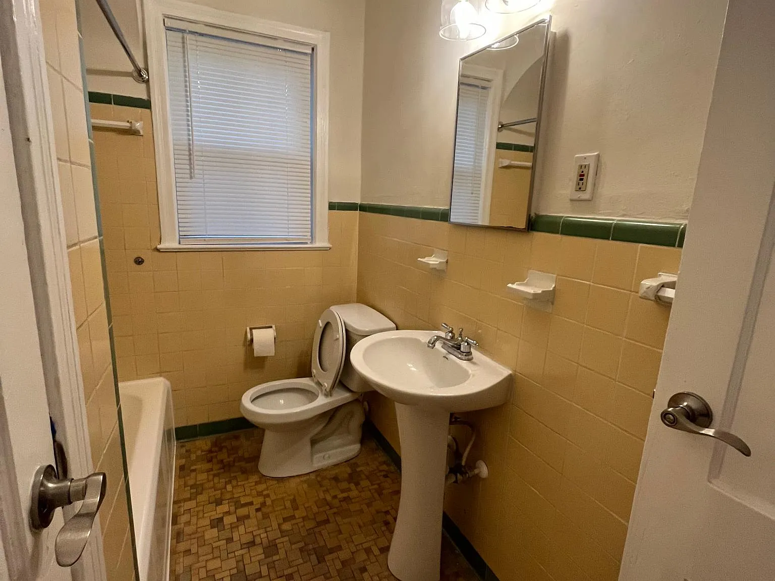 1 bed, 700 sqft, $1,075 — Photo 2