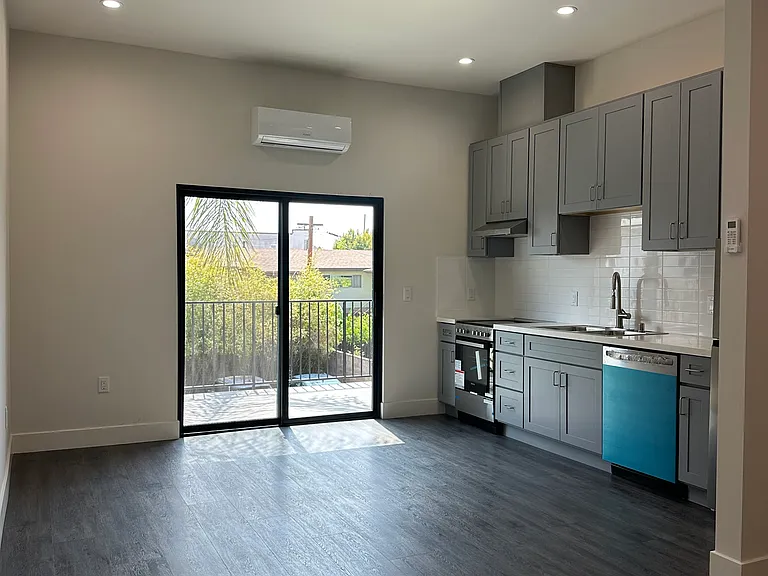 1702 S Hoover St #201 — Photo 6