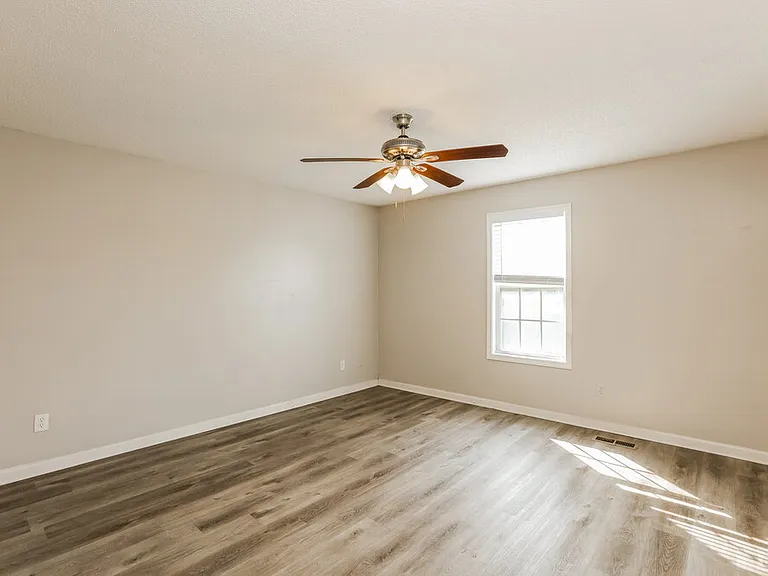 600 Sheffield Ct — Photo 9