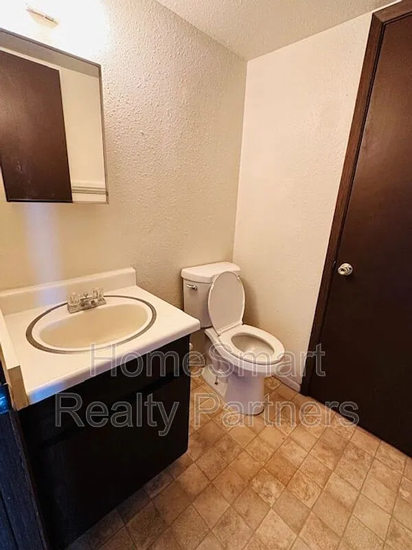 2 bed, 1.5 bath, 936 sqft, $700 — Photo 4