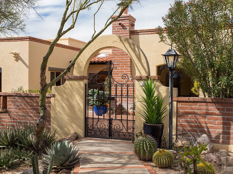 Charming Gated Courtyard
