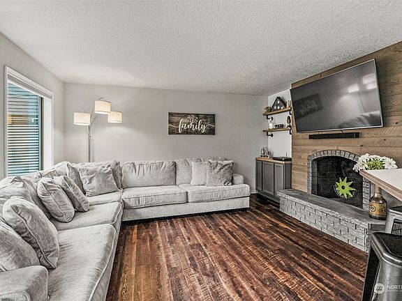 3rd image of 4043 Rosewood Street