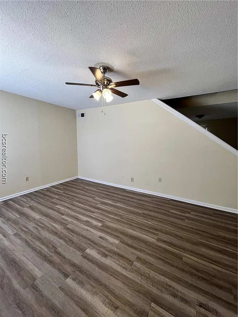 2 bed, 1.5 bath, 1056 sqft, $1,000 — Photo 4