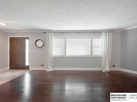 5th image of 9716 Parker St
