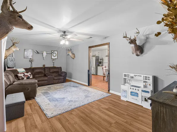 602 Colonial Dr, Athens, TX 75751