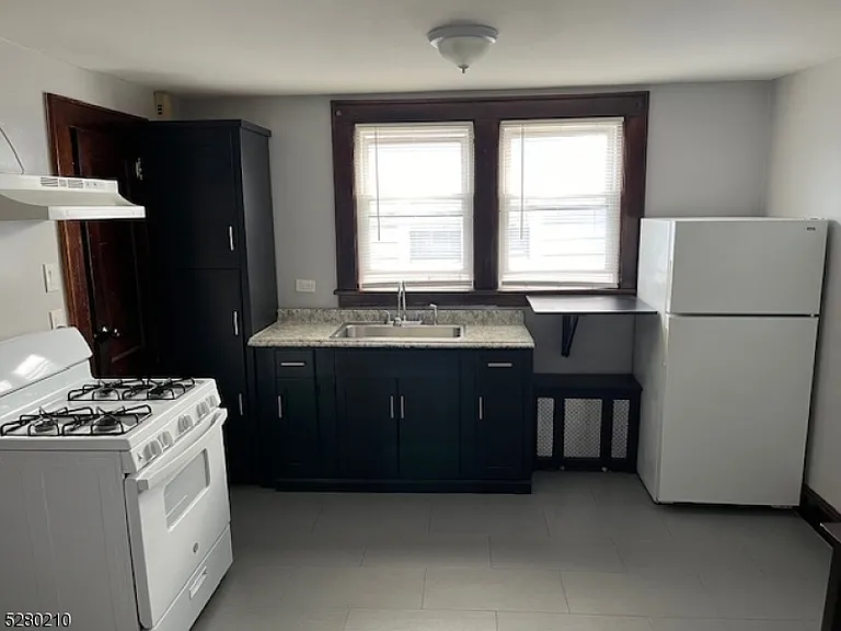 122 Vreeland Ave — Photo 2