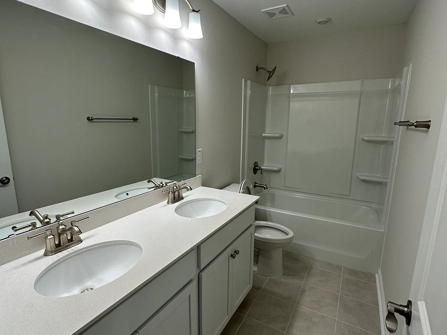 3 bed, 2.5 bath, 2100 sqft, $2,400 — Photo 1