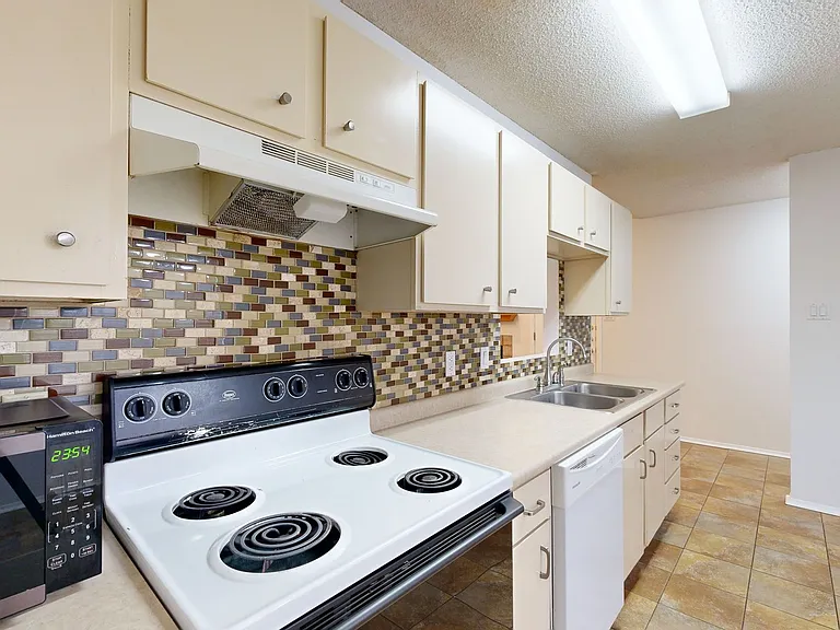 2208 Cooke Dr — Photo 10