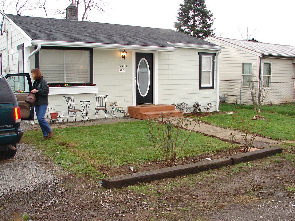 Front w/ Rose garden