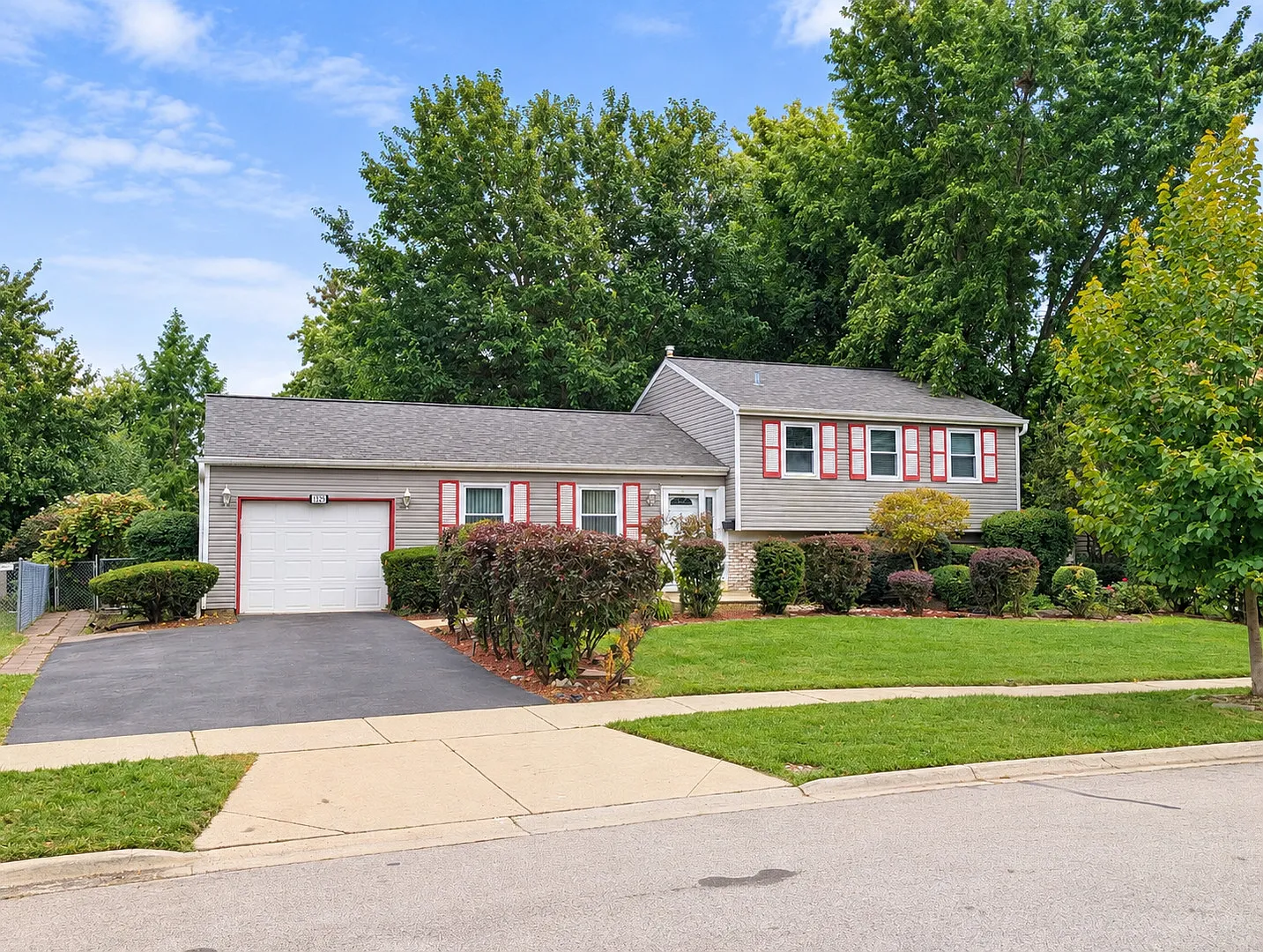 4 bed, 1.5 bath, 1706 sqft, $3,250 — Photo 2