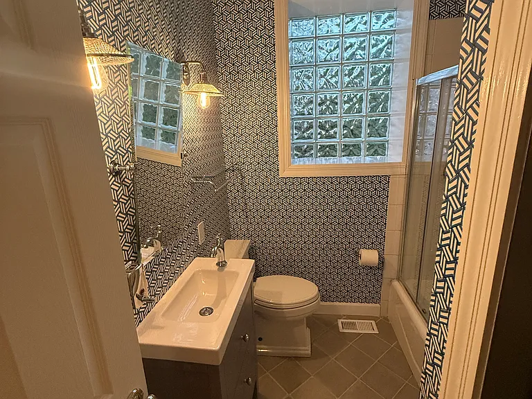 1137 Gilbert Ave — Photo 7