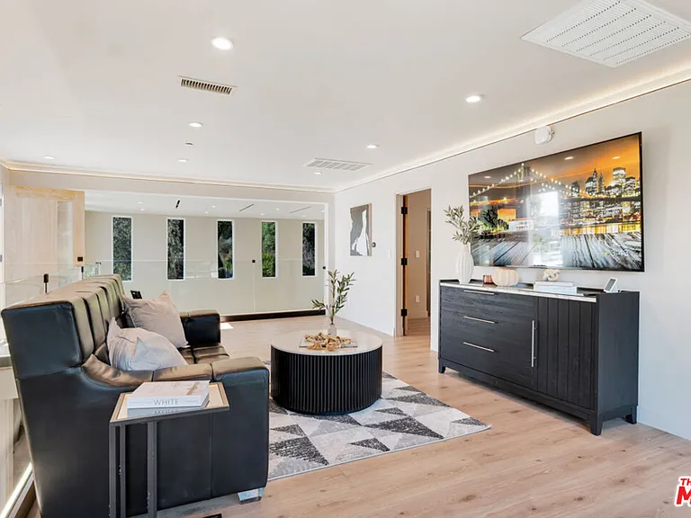 7966 Mulholland Dr — Photo 17