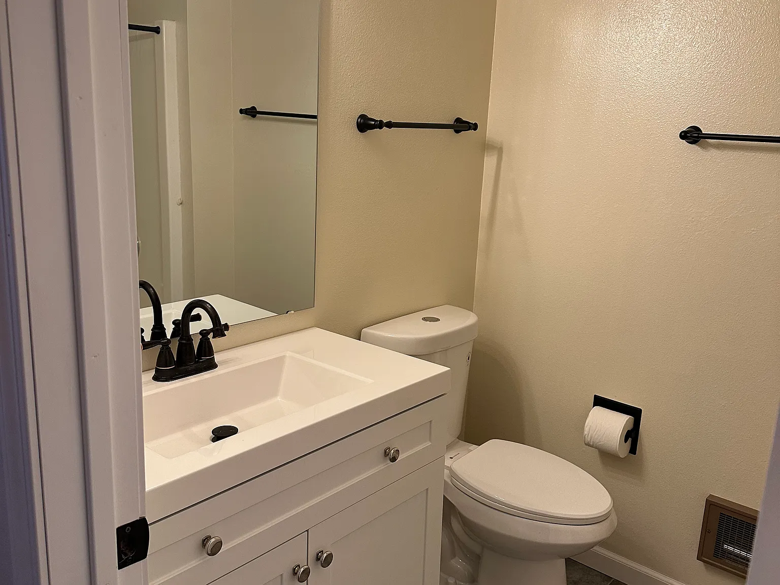 2 bed, 946 sqft, $1,825 — Photo 2